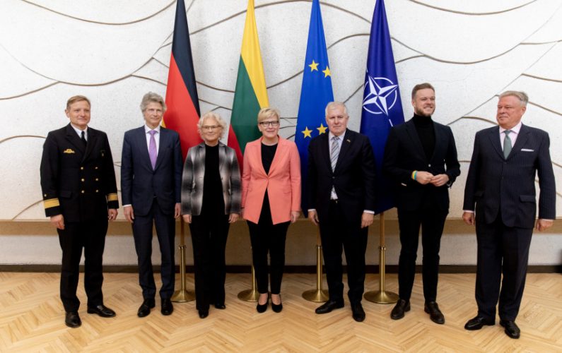 Premjerė ir Vokietijos gynybos ministrė aptarė kuo spartesnio Vokietijos karinių pajėgų didinimo Lietuvoje svarbą