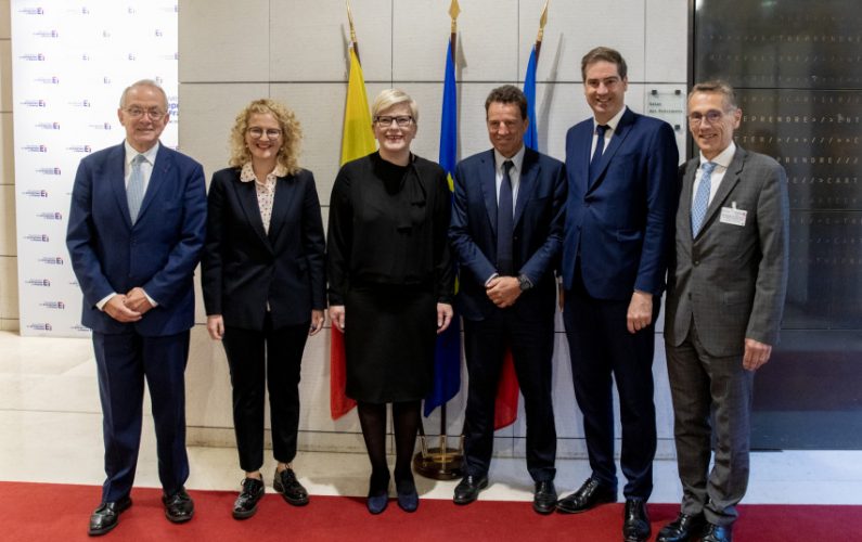 Premjerė Paryžiuje atidarė Lietuvos-Prancūzijos verslo forumą, susitiko su vietos lietuvių bendruomene bei prancūzų politologais, žurnalistais, intelektualais