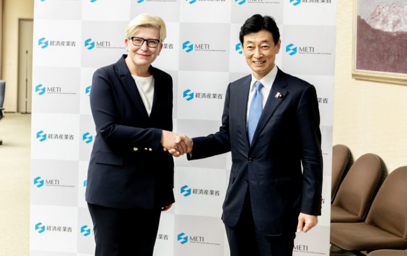 Premjerė susitiko su Japonijos ūkio, prekybos ir pramonės ministru bei Lietuvos-Japonijos draugystės parlamentinės grupės nariais