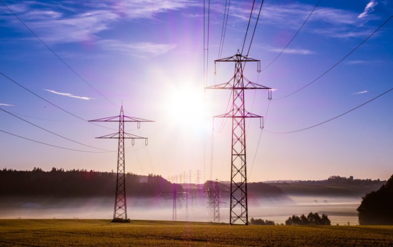 Vyriausybė siūlo mažinti garantinio tiekimo kainą gyventojams bei griežtinti nepriklausomų elektros tiekėjų priežiūrą