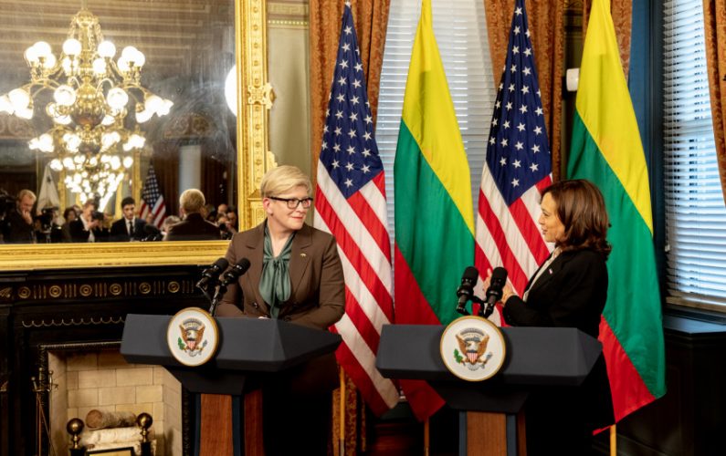 Ministrė Pirmininkė Vašingtone susitiko su JAV Viceprezidente – aptarti dvišaliai santykiai, parama Ukrainai, saugumo situacija Europoje
