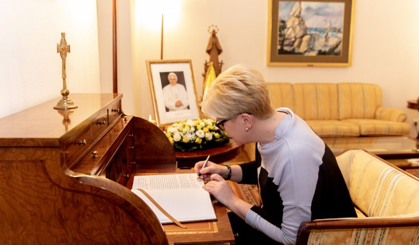 Premjerė pagerbė Popiežiaus emerito Benedikto XVI atminimą