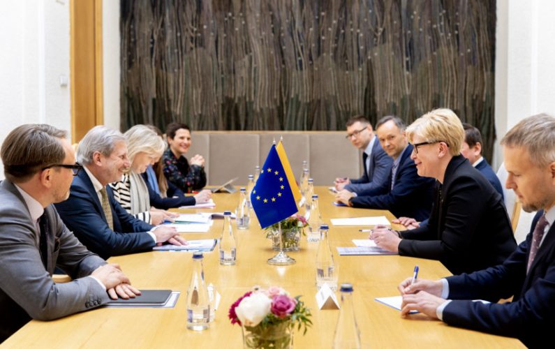 Ministrė Pirmininkė susitiko su eurokomisaru Johannesu Hahnu