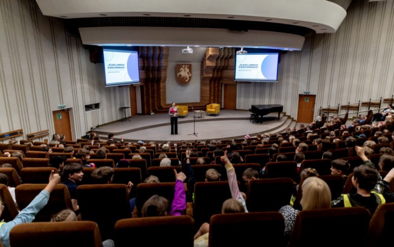 Vyriausybės kanclerė moksleiviams: visada labai svarbu klausyti savo širdies