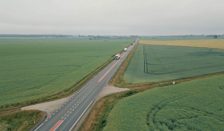 Mokestis už naudojimąsi Lietuvos keliais labiausiai didės taršiam ir tranzitu per šalį vykstančiam sunkiasvoriam transportui