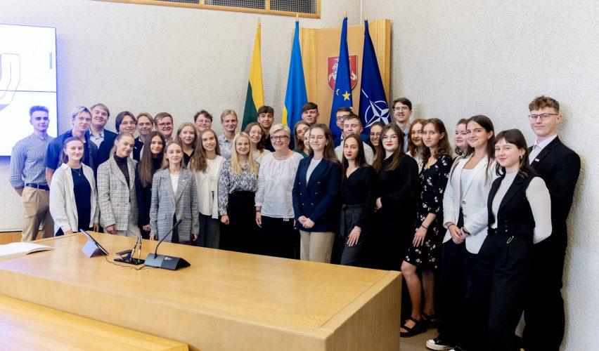 Baigiamajame projekto „Moksleiviai – į Vyriausybę“ renginyje – dalyvių pristatymai, įteiktos padėkos ir diskusija su premjere