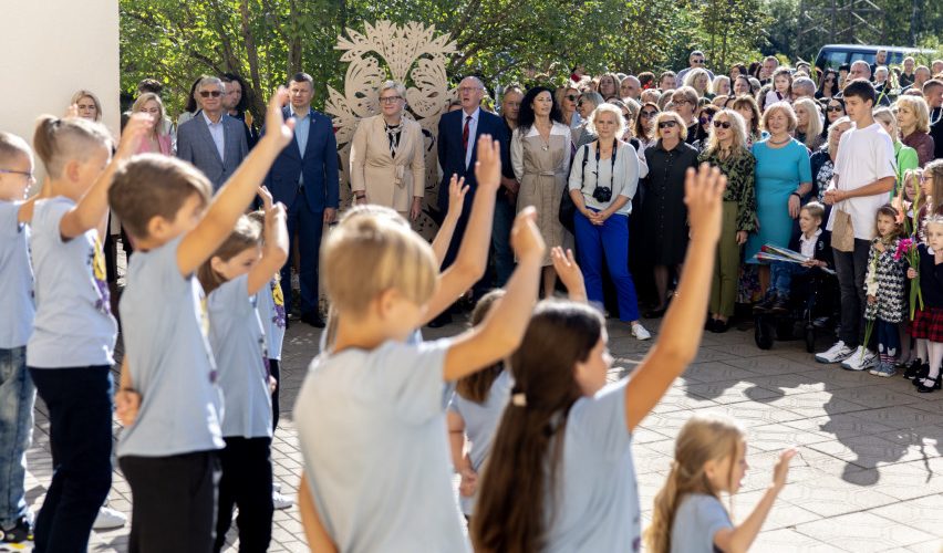 Premjerė dalyvavo Mokslo metų pradžios šventėje Utenoje: džiaugiuosi, kad vis dažniau pastebime ir priimame kiekvieną, net jeigu jis yra kitoks