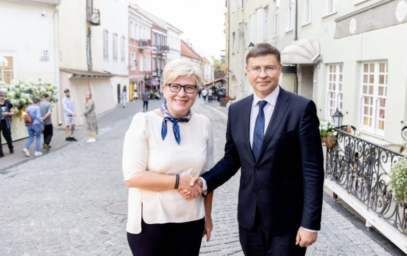 Premjerė susitiko su Europos Komisijos vicepirmininku Valdžiu Dombrovskiu 