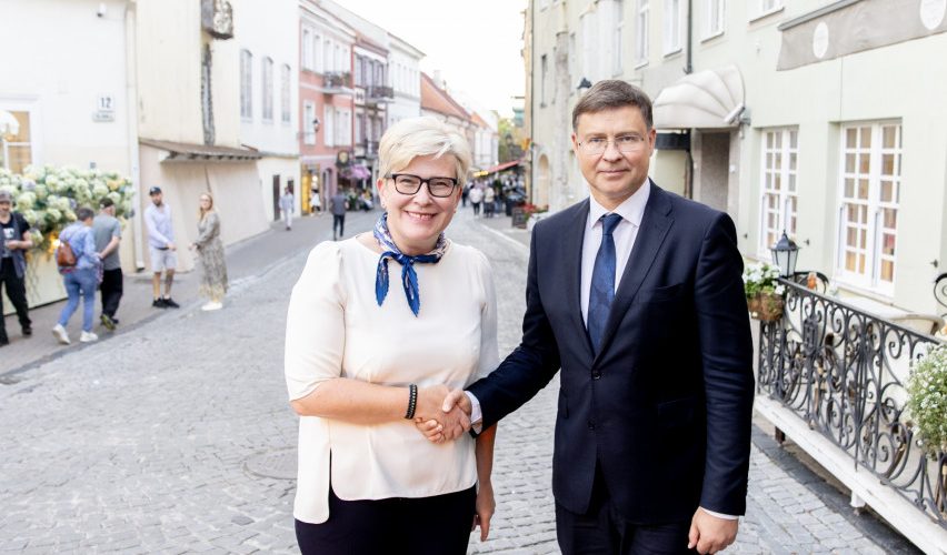 Premjerė susitiko su Europos Komisijos vicepirmininku Valdžiu Dombrovskiu 