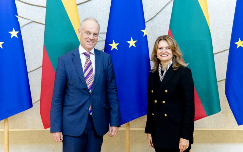 Vyriausybės kanclerė aptarė paramą Ukrainos atstatymui ir eurointegracijai su Europos Komisijos atstovu Gertu Janu Koopmanu