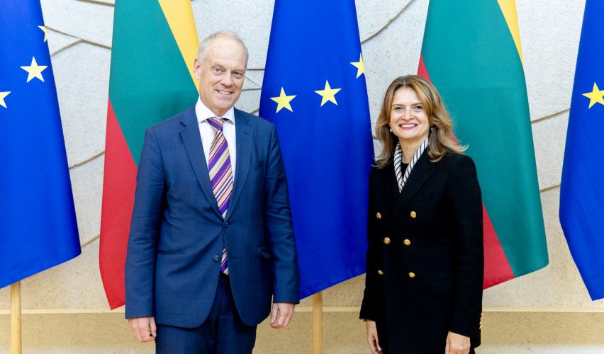 Vyriausybės kanclerė aptarė paramą Ukrainos atstatymui ir eurointegracijai su Europos Komisijos atstovu Gertu Janu Koopmanu