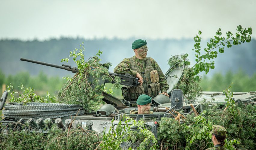Siūloma tobulinti karių tarnybos sąlygas, apmokėti papildomą krūvį ir suteikti poilsio dienas