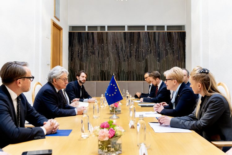 Premjerė aptarė ES saugumo ir gynybos pramonės stiprinimą su eurokomisaru Thierry Bretonu