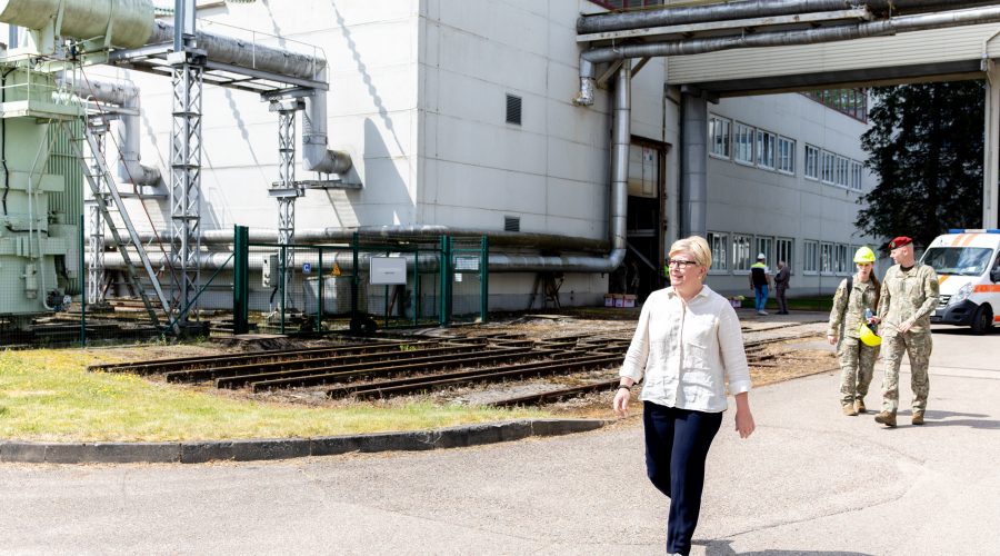 Premjerė lankėsi Elektrėnų komplekse bei stebėjo pratybas „Liepsnojantis kalavijas 2024“