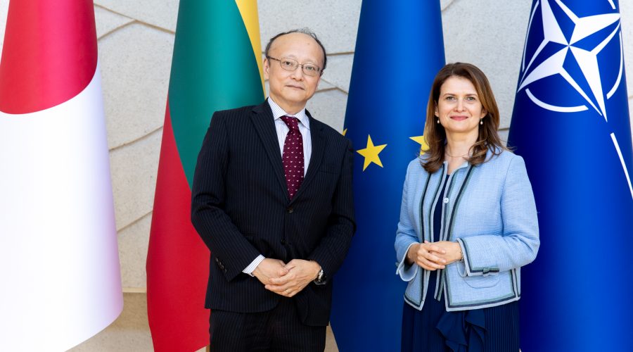 Vyriausybės kanclerė su Japonijos finansų viceministru aptarė dvišalius ryšius, bendradarbiavimo Ukrainos atstatyme galimybes