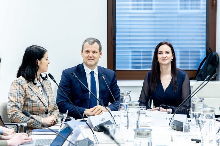 Po ilgos pertraukos – Vyriausybės vadovo ir Trišalės tarybos susitikimas svarbiausioms temoms aptarti