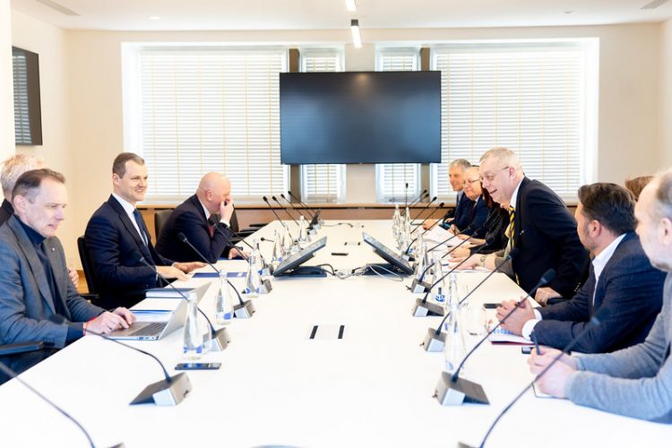 Premjeras smulkaus ir vidutinio verslo atstovus užtikrino: dialogas vyks, biurokratijos mažės, o jų teises gins speciali institucija