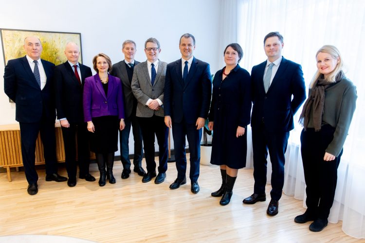 Premjeras susitiko su Šiaurės-Baltijos šalių ambasadoriais: svarbiausiose srityse galime veikti kaip vienas kumštis