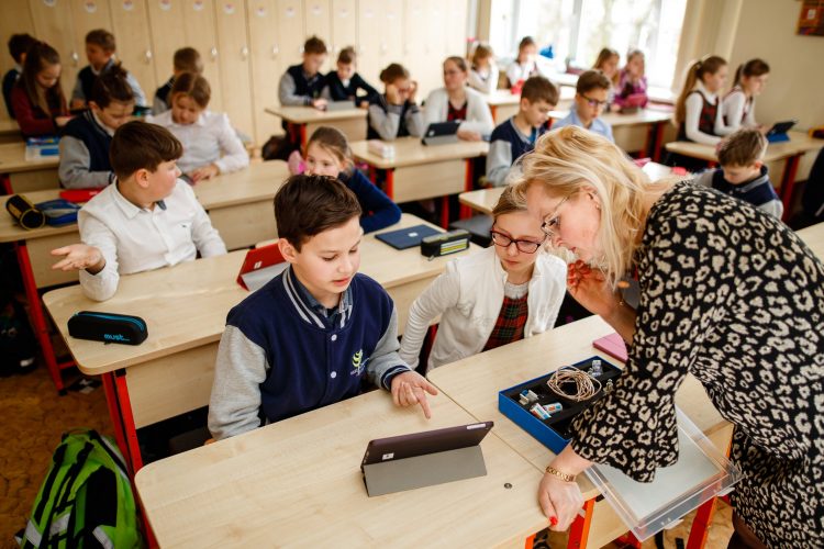 Miestelių gimnazijos galės išlikti: leidžiama sudaryti mažesnes klases