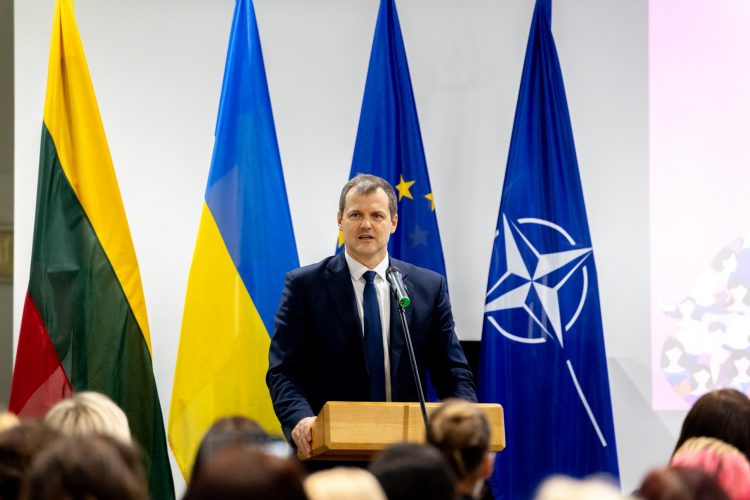 Premjeras: lygios moterų teisės ir galimybės reikalingos visai visuomenei