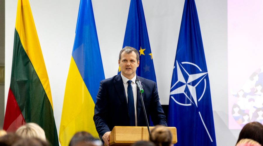 Premjeras: lygios moterų teisės ir galimybės reikalingos visai visuomenei