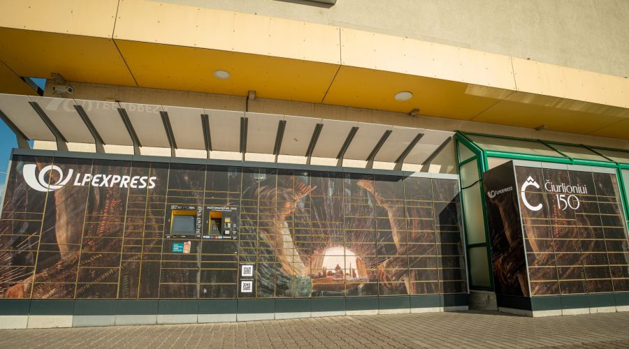 Vyriausybės kanceliarijos ir Lietuvos pašto projektas: paštomatai pasipuošė Čiurlionio darbais