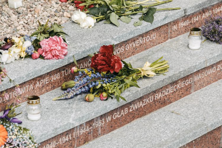Gedulo ir vilties dieną Premjeras pagerbia trėmimų ir represijų aukas