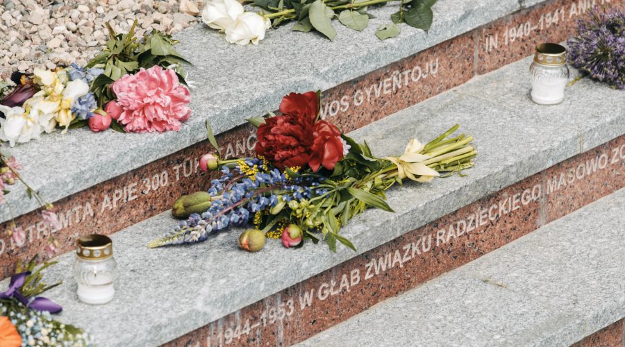 Gedulo ir vilties dieną Premjeras pagerbia trėmimų ir represijų aukas