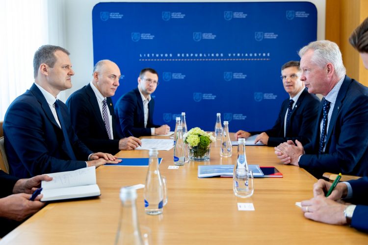 Premjero susitikime su „Schmitz Cargobull“ vadovais – biurokratijos mažinimo ir galimo bendradarbiavimo krašto apsaugoje klausimai
