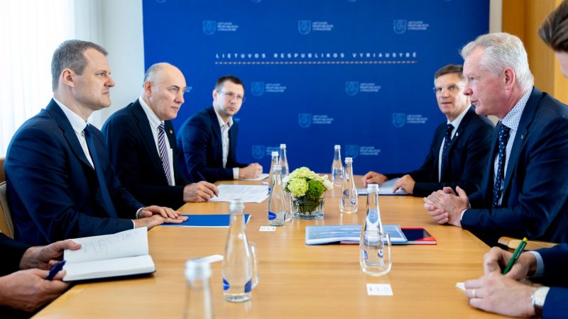 Premjero susitikime su „Schmitz Cargobull“ vadovais – biurokratijos mažinimo ir galimo bendradarbiavimo krašto apsaugoje klausimai