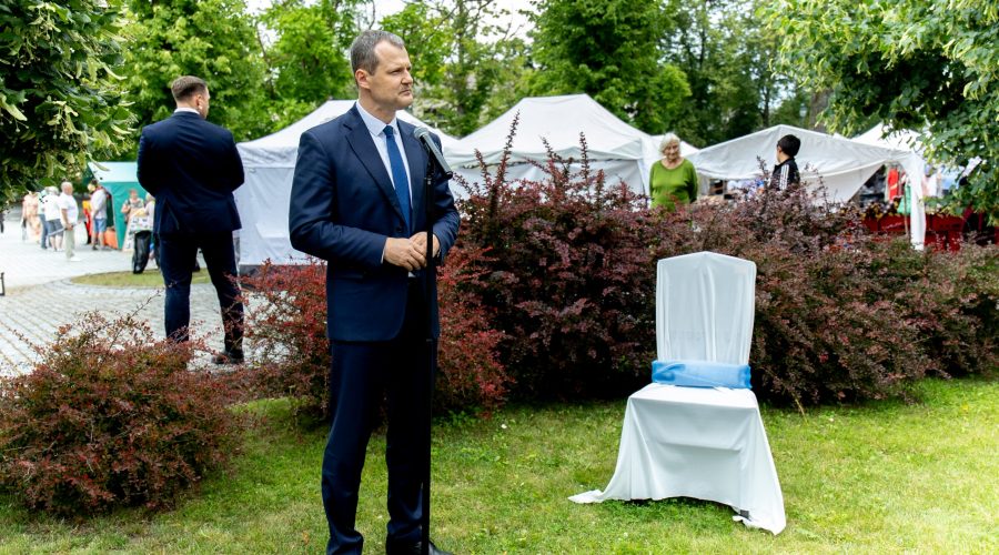 Žagarėje Premjeras su vietos bendruomene atidengė simbolį krašto žydams atminti
