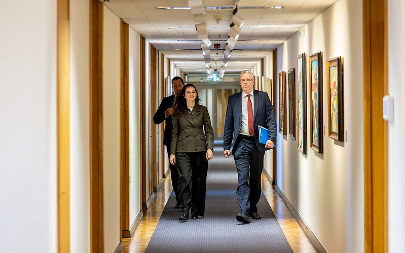 Premjerė pasirašė keliems šimtams tūkstančių darbuotojų aktualią Nacionalinę kolektyvinę sutartį