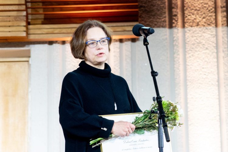 Premjerė pasveikino vitražų kūrėją Dalią Oną Truskaitę jubiliejaus proga