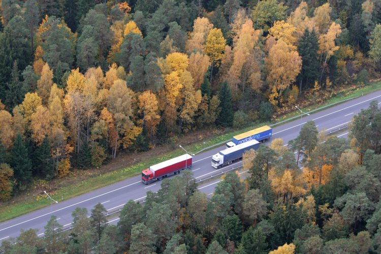 Vyriausybei numatoma suteikti teisę riboti krovininėse transporto priemonėse iš trečiųjų valstybių be importo akcizų įvežamą degalų kiekį