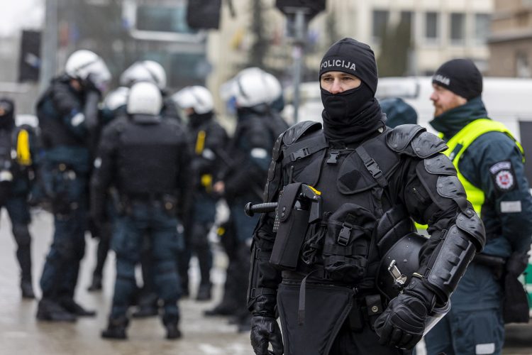 Didės pareigūnų atlyginimai ir socialinės garantijos