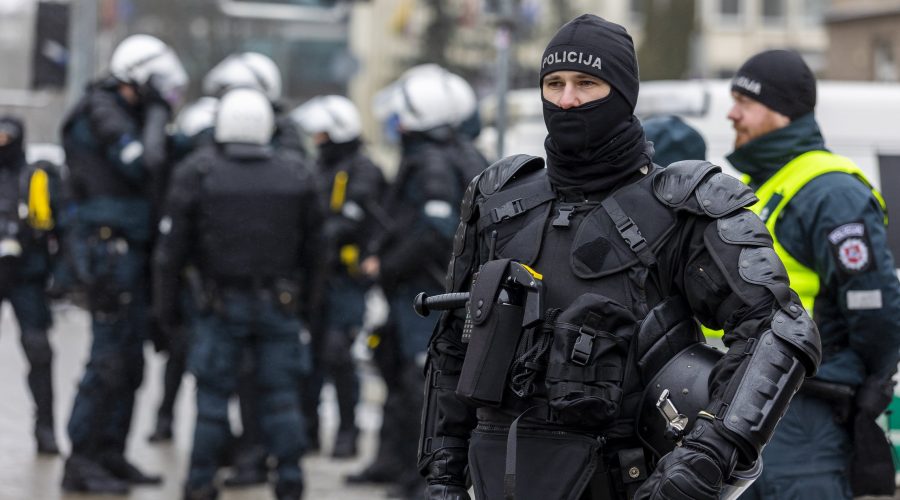 Didės pareigūnų atlyginimai ir socialinės garantijos