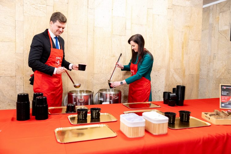 Premjerė dalyvavo pagalbos senoliams akcijoje „Maltiečių sriuba“