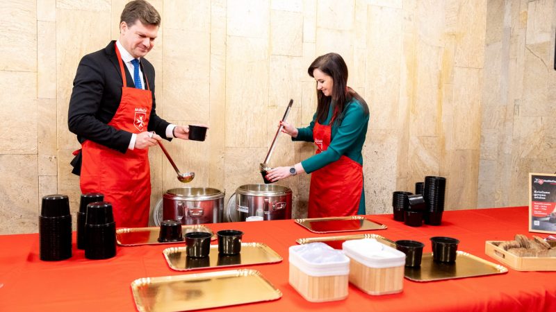 Premjerė dalyvavo pagalbos senoliams akcijoje „Maltiečių sriuba“