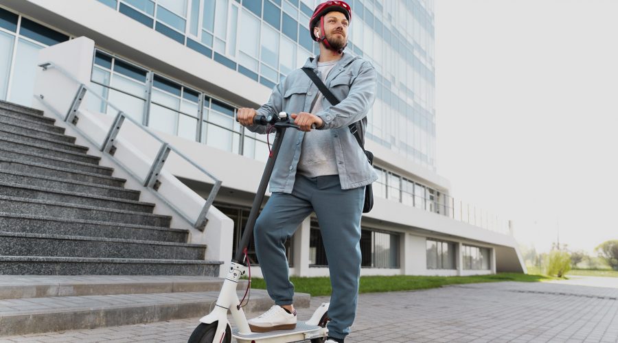 Svarbūs KET pokyčiai: kitąmet šalmai taps privalomi visiems mikrojudumo priemonių vairuotojams