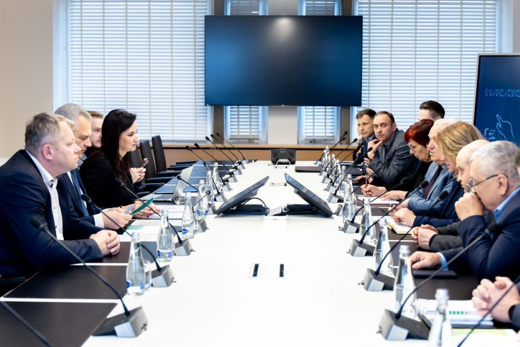 Premjerė Inga Ruginienė aptarė ūkininkams svarbius klausimus su Lietuvos žemės ūkio taryba