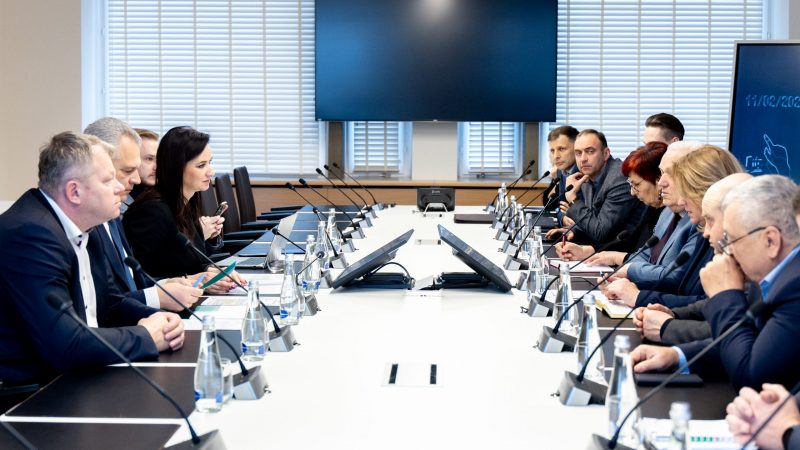 Premjerė Inga Ruginienė aptarė ūkininkams svarbius klausimus su Lietuvos žemės ūkio taryba