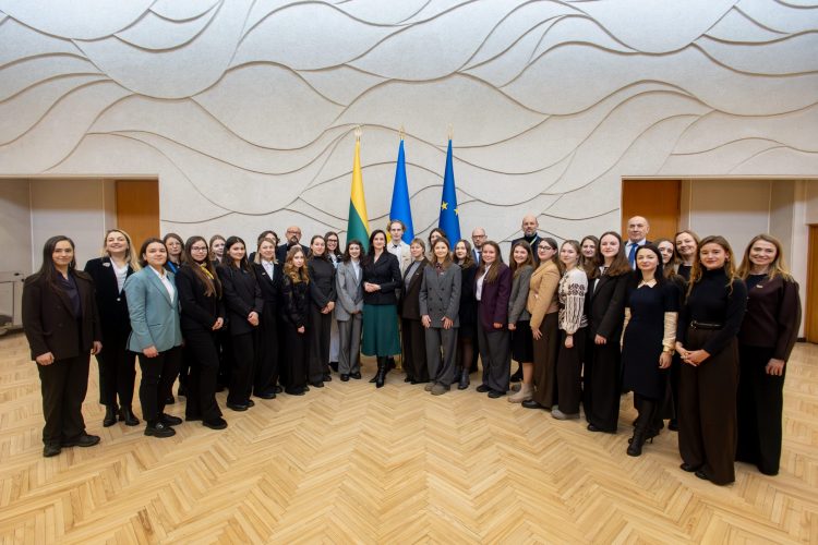 Premjerė susitiko su programos „Kurk Ukrainai“ dalyviais