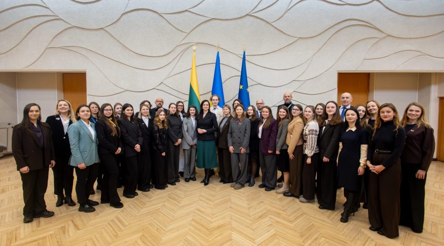 Premjerė susitiko su programos „Kurk Ukrainai“ dalyviais