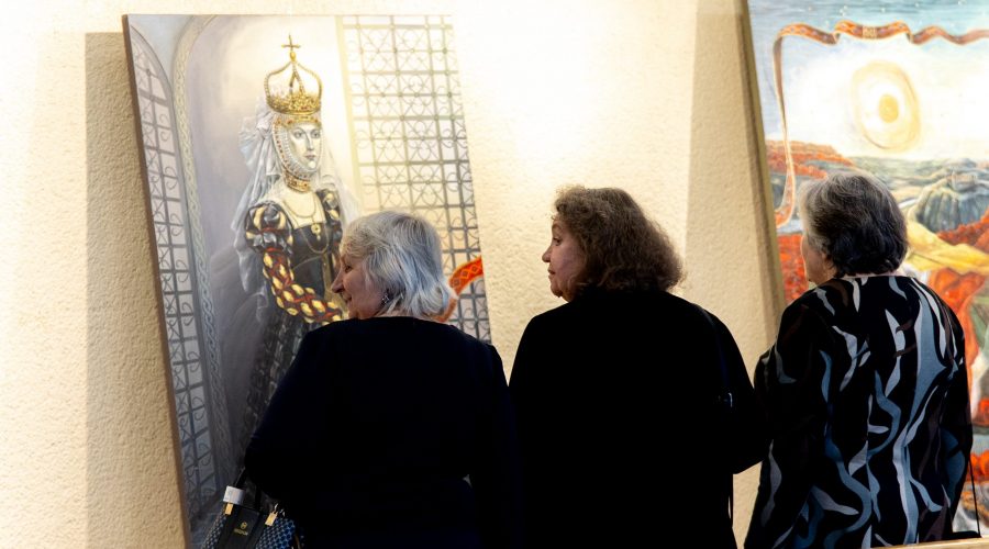 Kovo 11-osios proga Vyriausybės rūmuose atidaryta Laimos Tubelytės-Kriukelienės paroda kviečia permąstyti laisvės vertę