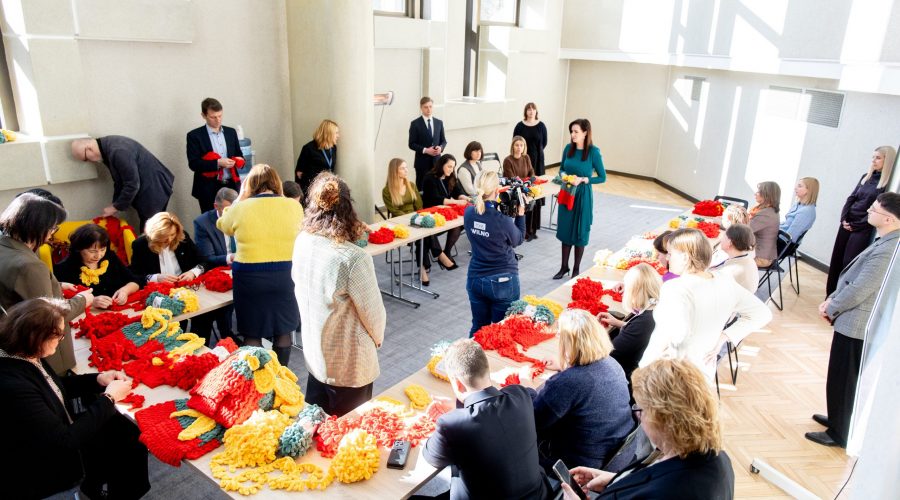 Ministerijų ir Vyriausybės kanceliarijos bendruomenė pradėjo Kovo 11-ąją švęsti prasmingai: mezgė Lietuvos vėliavos spalvų migdukus sunkios sveikatos būklės mažyliams