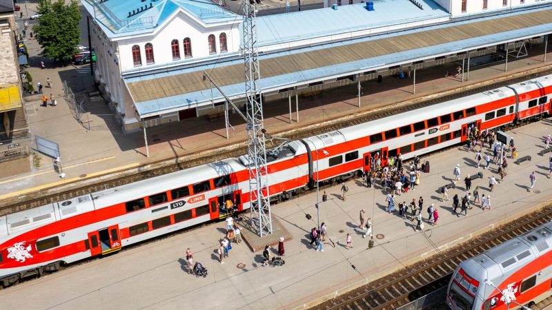 Reaguojant į kylančias kuro kainas perpus mažinamos traukinių bilietų kainos