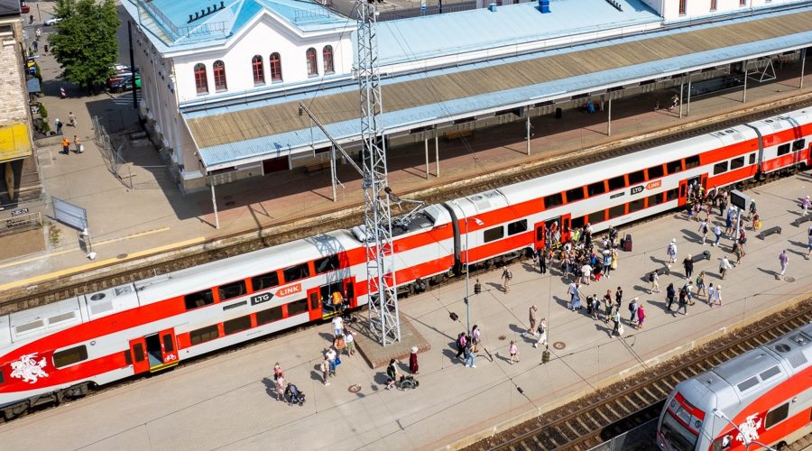 Reaguojant į kylančias kuro kainas perpus mažinamos traukinių bilietų kainos