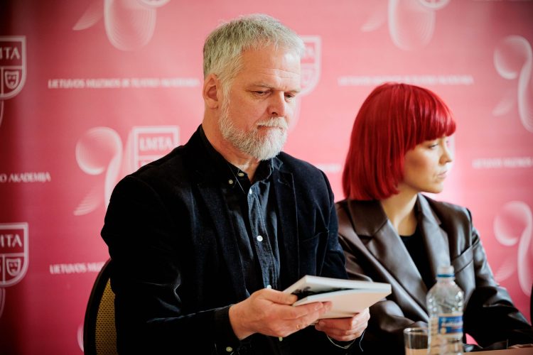 Ministrė Pirmininkė sveikina kino režisierių Audrių Stonį su 60-mečiu