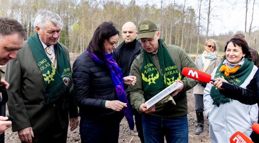 Premjerė prisijungė prie Nacionalinio miškasodžio