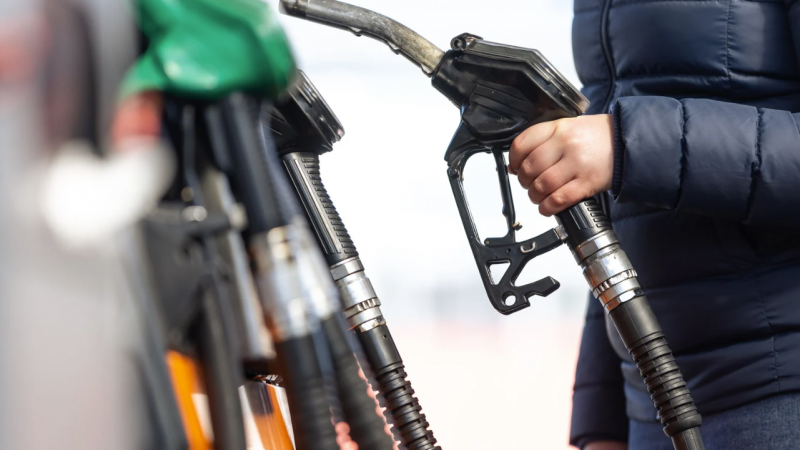 Siūloma laikinai mažinti akcizą dyzeliniam kurui: kaina galėtų mažėti 6 centais